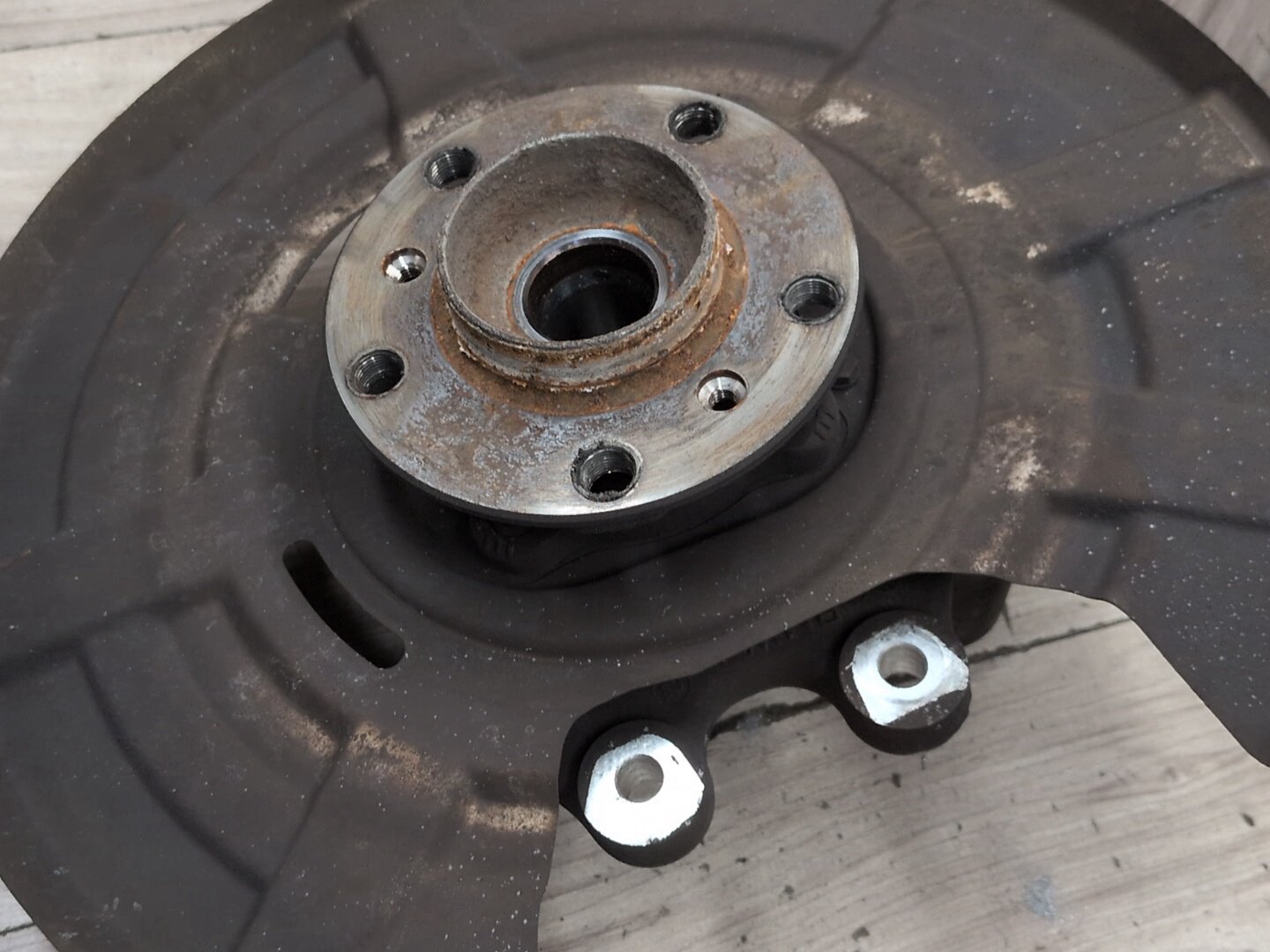 2012-2018 BMW M6 F06 Rear Left Driver Spindle Knuckle w/ Bearing 2284141