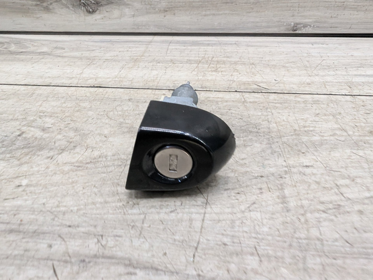 2011 BMW 328i E90 Front Left Driver Key Lock Mechanism w/ Key 7162427