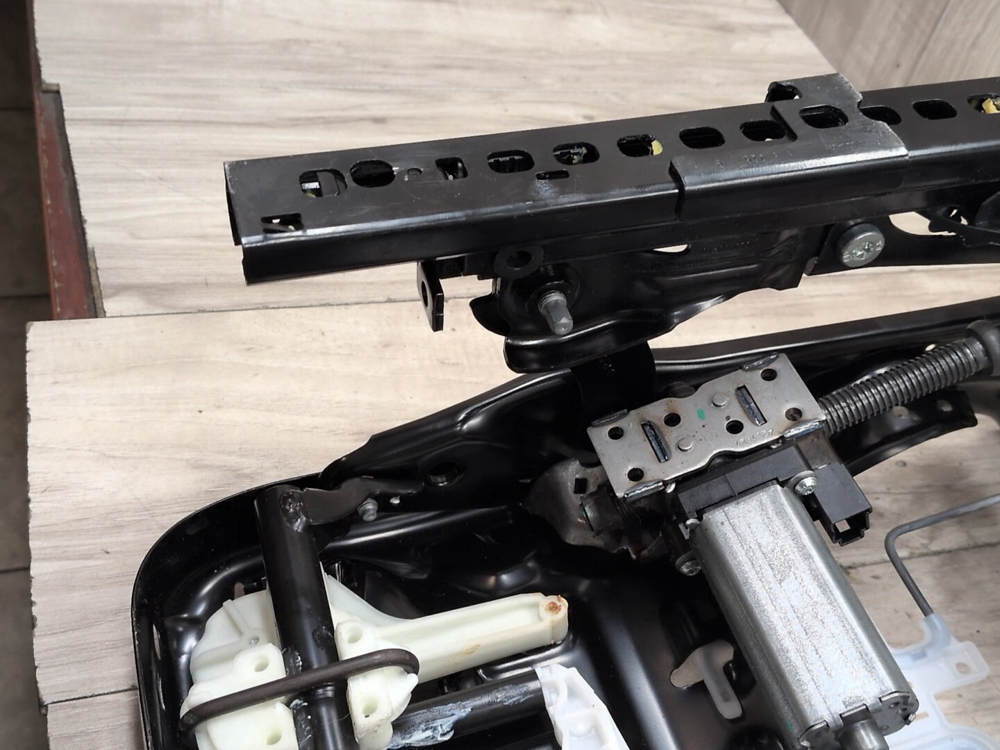 2019 - 2026 BMW X5 G05 Front Right Passenger Seat Lower Track Frame Assembly 7459218 N63B44M3