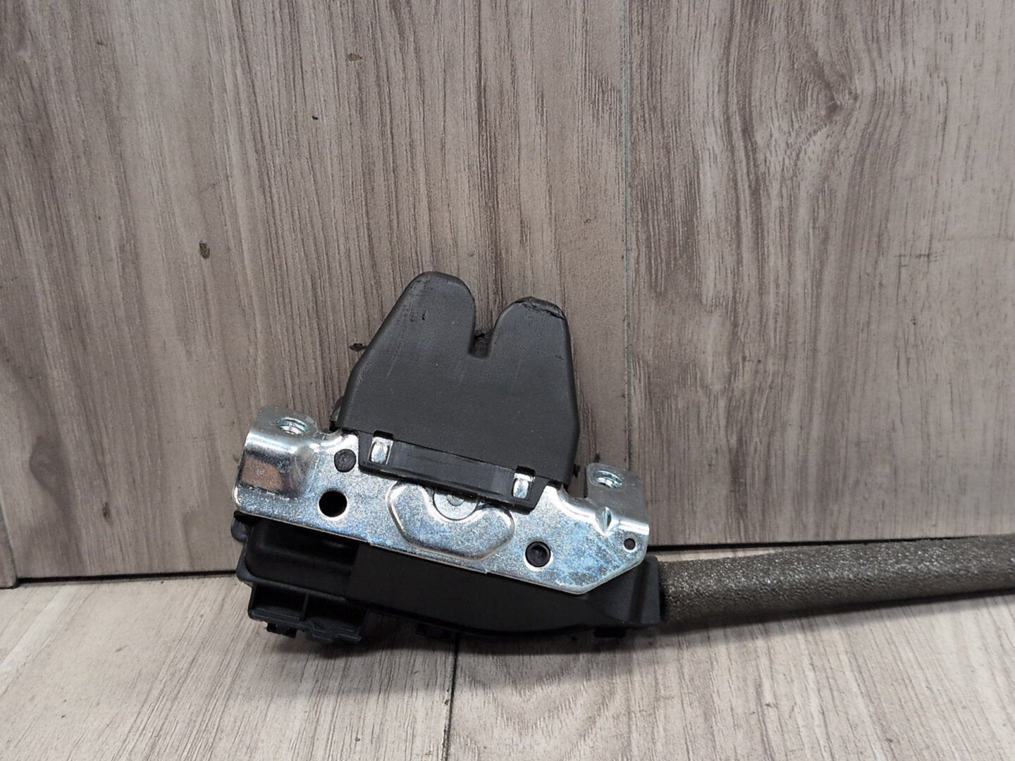 2009-2012 Mercedes-Benz E550 W212 Liftgate Trunk Lid Liftgate Lock Latch Actuator A2047500185 OEM
