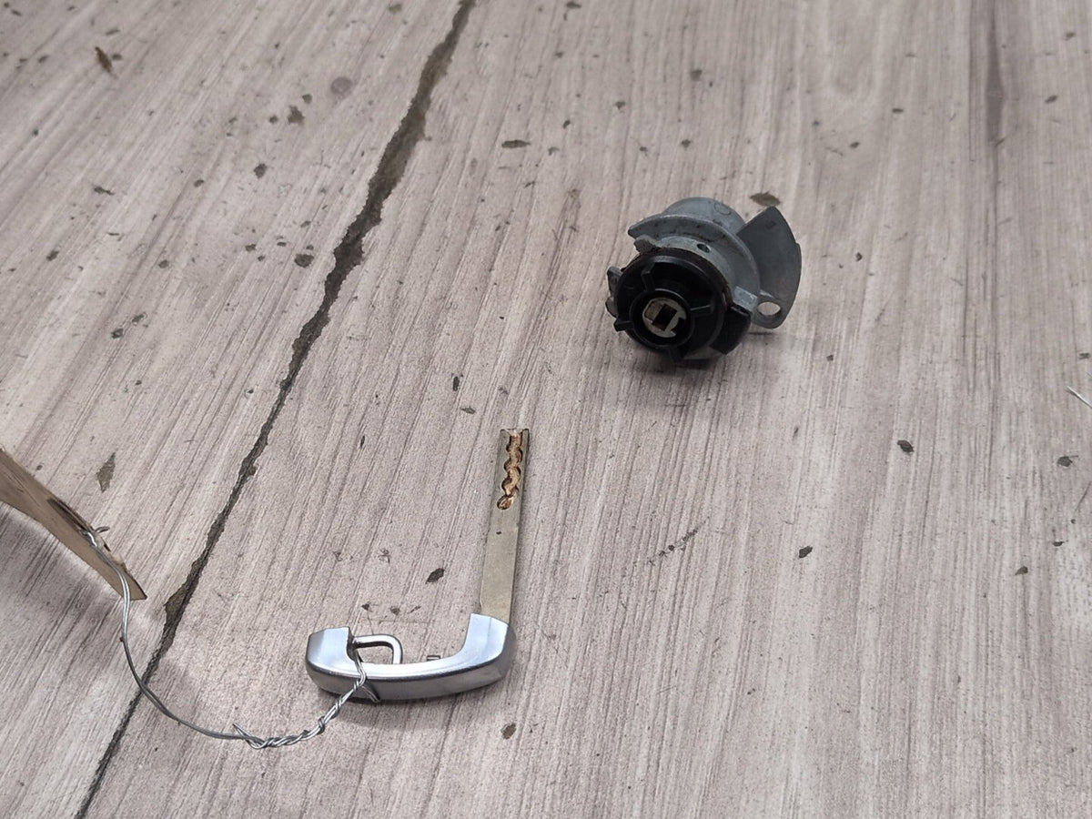 2012-2018 BMW M6 F06 Front Left Driver Key Lock Mechanism w/ Key 7312871 OEM