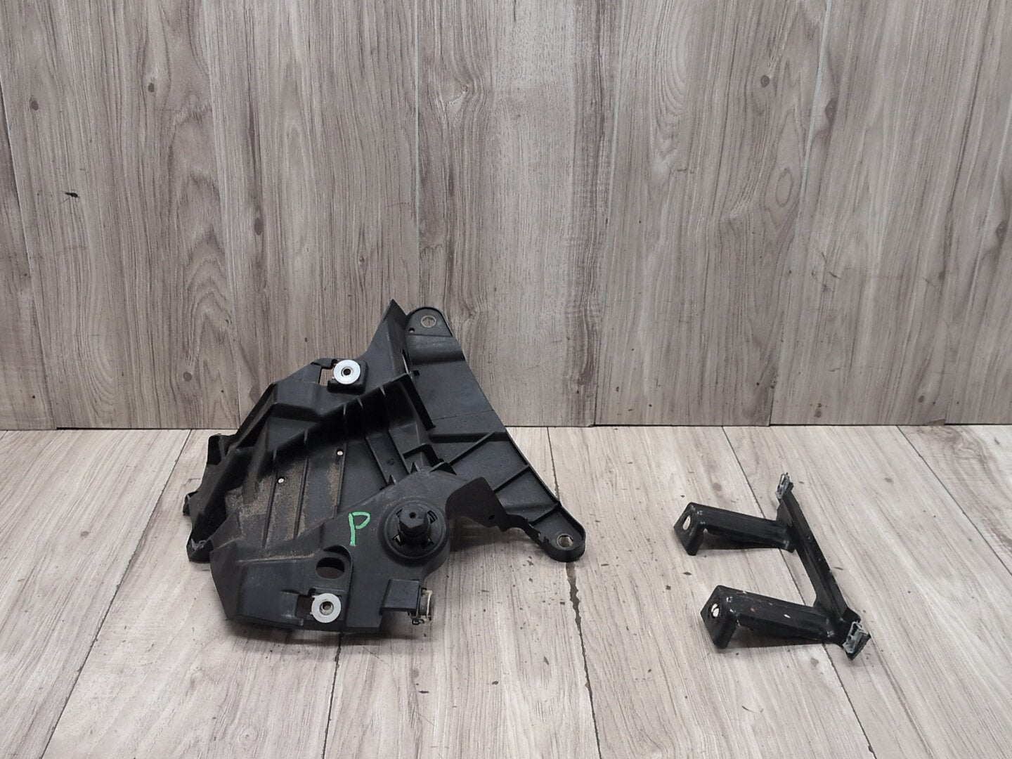 OEM BMW F15 F16 F85 X5 X6 Front Right Passenger Fender Mount Support Brackets