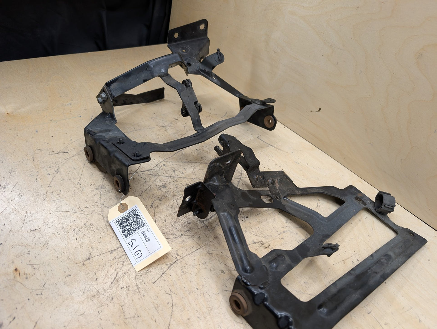 2011-2017 Audi RS5 8T Radiator Lower Mounting Brackets SET 8K0121259 OEM