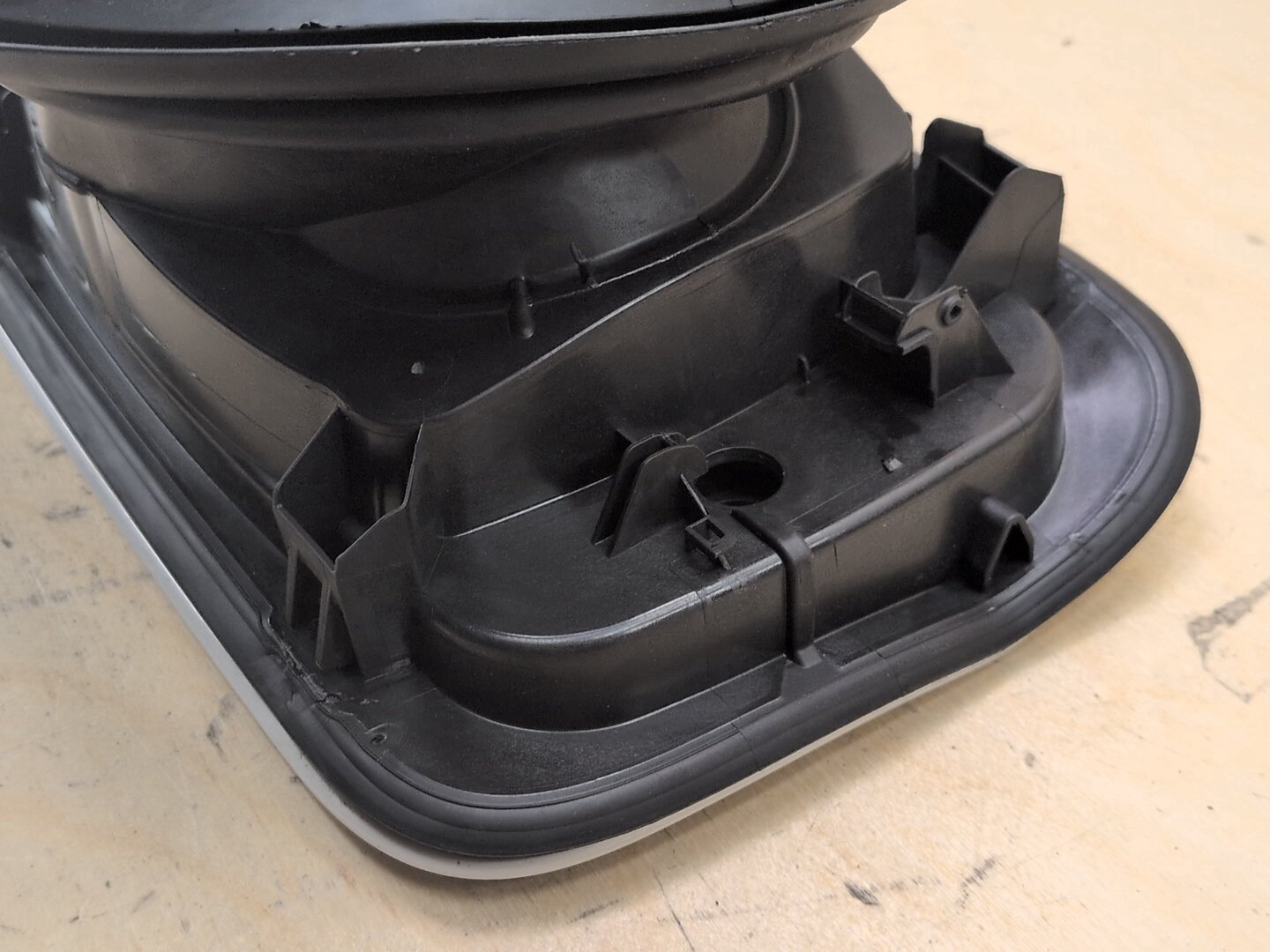 2018-2024 BMW X3 G01 Gas Cover Assembly 7405751