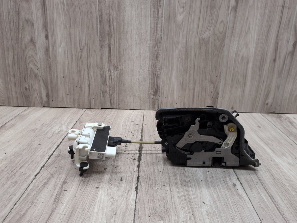 2016-2019 BMW 740Li G12 Front Right Door Latch Lock Actuator 7477702 OEM