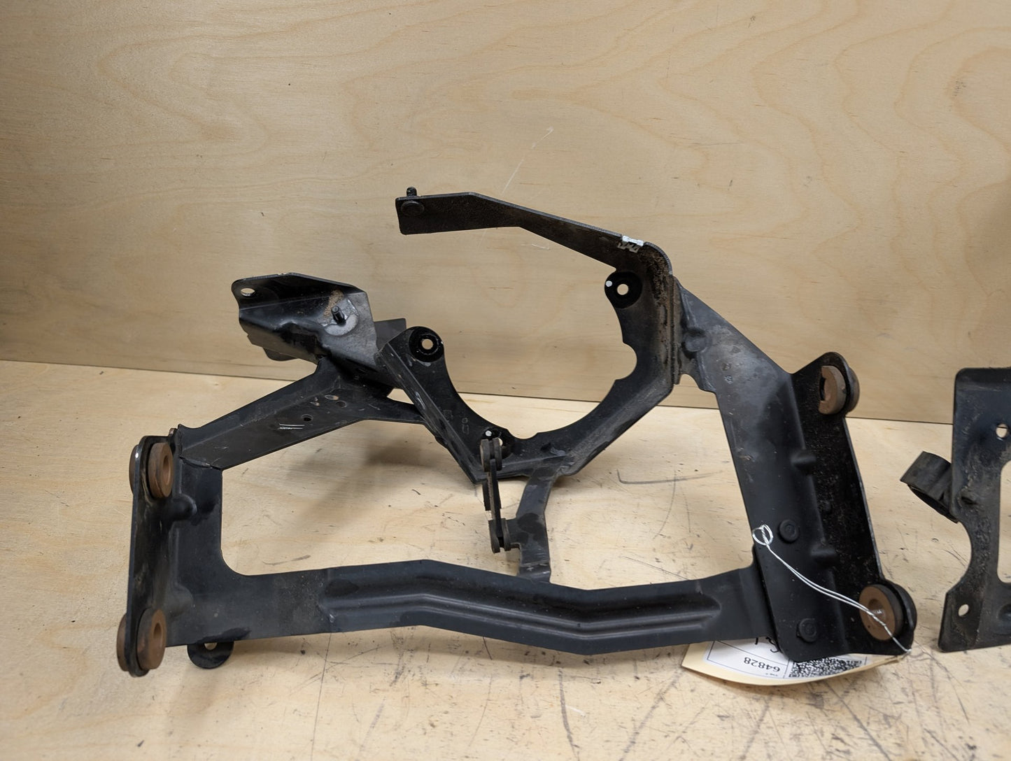 2011-2017 Audi RS5 8T Radiator Lower Mounting Brackets SET 8K0121259 OEM