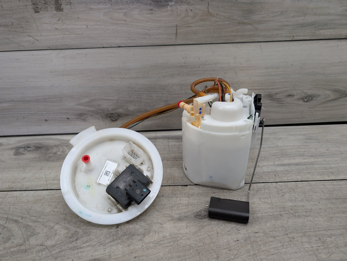 18-20 OEM BMW G30 M550iX Engine N63R Gas Tank Mount Fuel Pump w/ Sending Unit