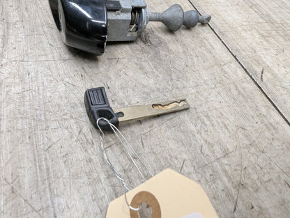 2011 BMW 328i E90 Front Left Driver Key Lock Mechanism w/ Key 7162427
