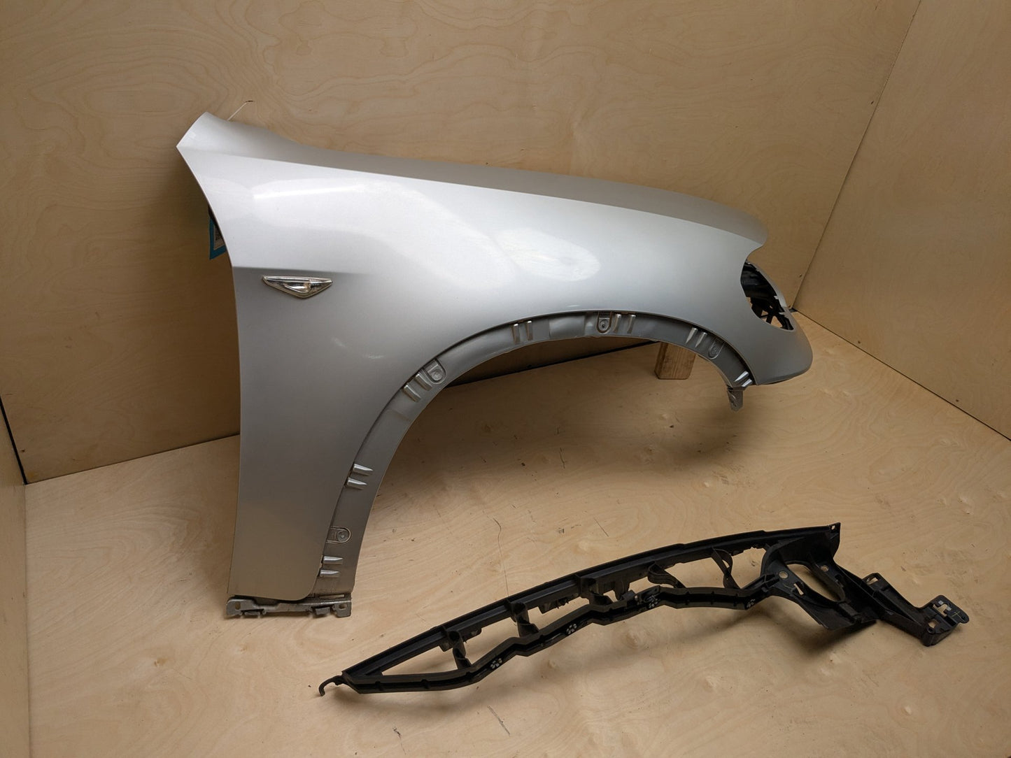 11-13 BMW X5 E70 Front Right Passenger Fender Panel w/ bracket Silver 354