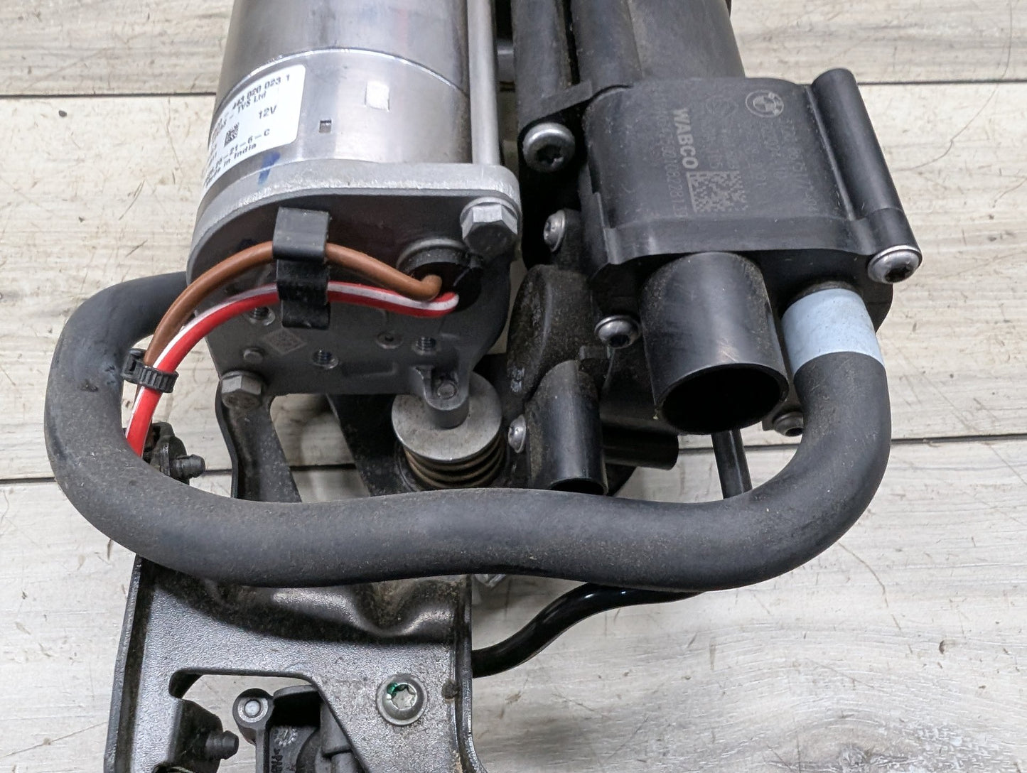 2014 - 2018 BMW X5 F15 Air Suspension Compressor Pump 6875177 N63B44O1