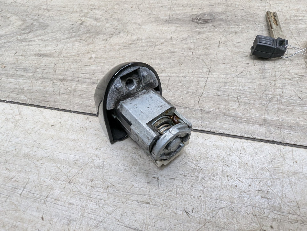 2008-2013 BMW 128i E82 Front Left Driver Key Lock Mechanism w/ Key 7161429 OEM