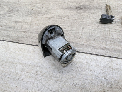 2008-2013 BMW 128i E82 Front Left Driver Key Lock Mechanism w/ Key 7161429 OEM