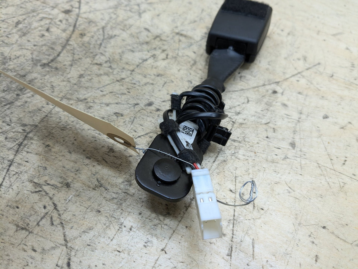 OEM BMW F90 G11 G12 G30 530 540 M550 750 M5 Front Left or Right Seatbelt Buckle