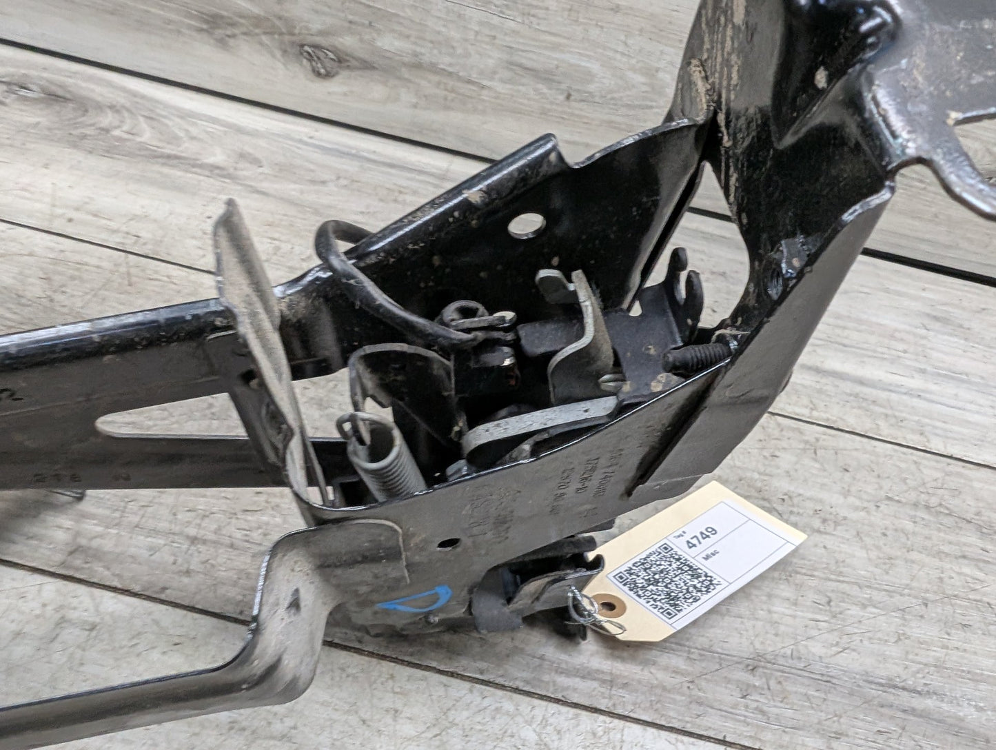 2018 - 2024 BMW X3 G01 Left Driver Headlight Bracket 7400113 B46B20O1