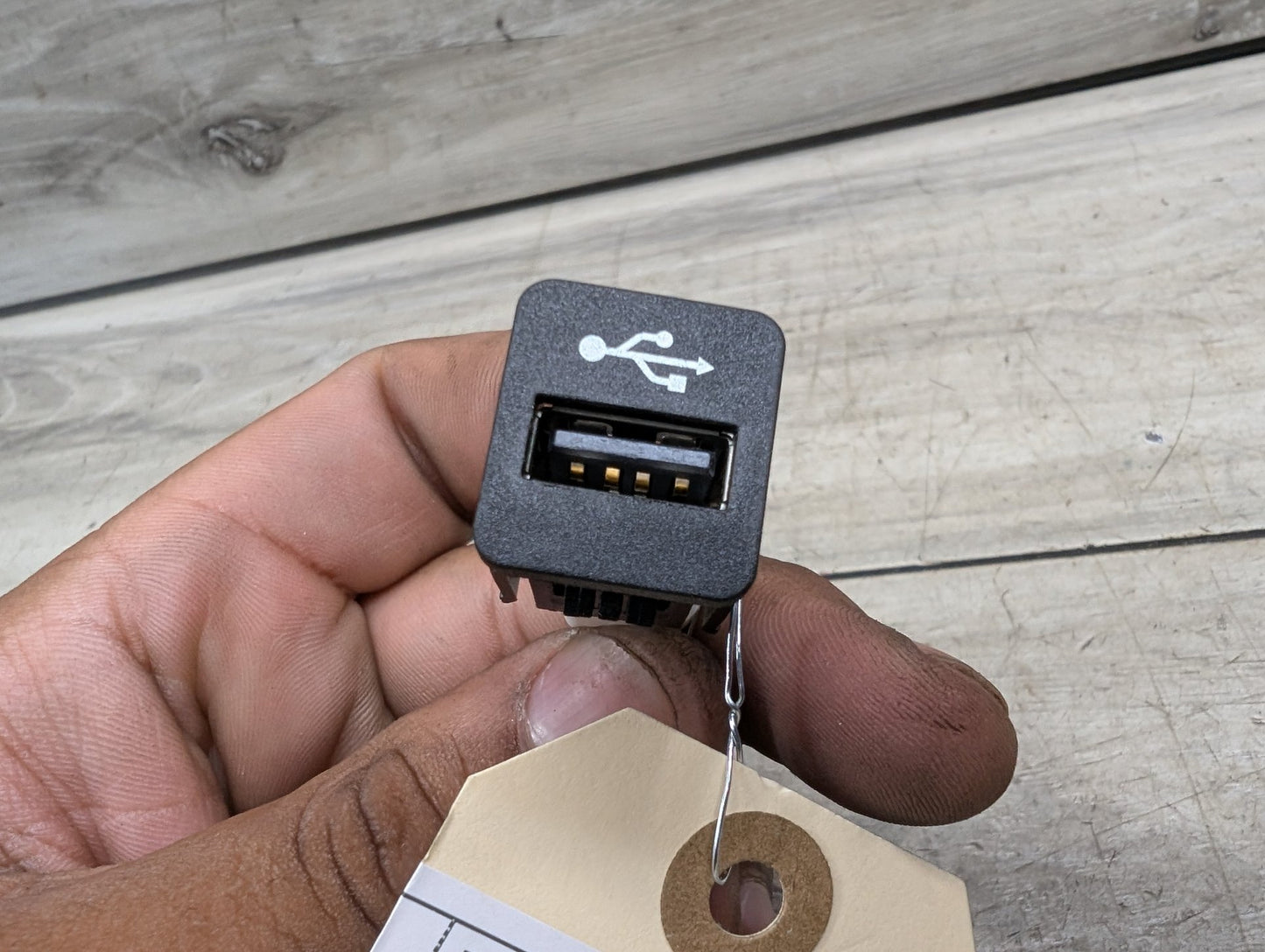 2017-2023 BMW 530i G30 AUX/ USB Charger Port Socket 9229294