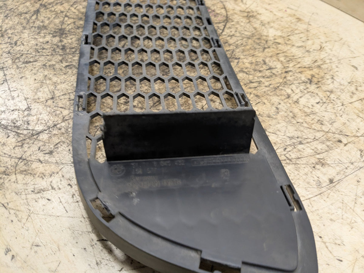 2008-2013 BMW 135i E88 Front Middle Center Bumper Cover Grille 8045432 OEM