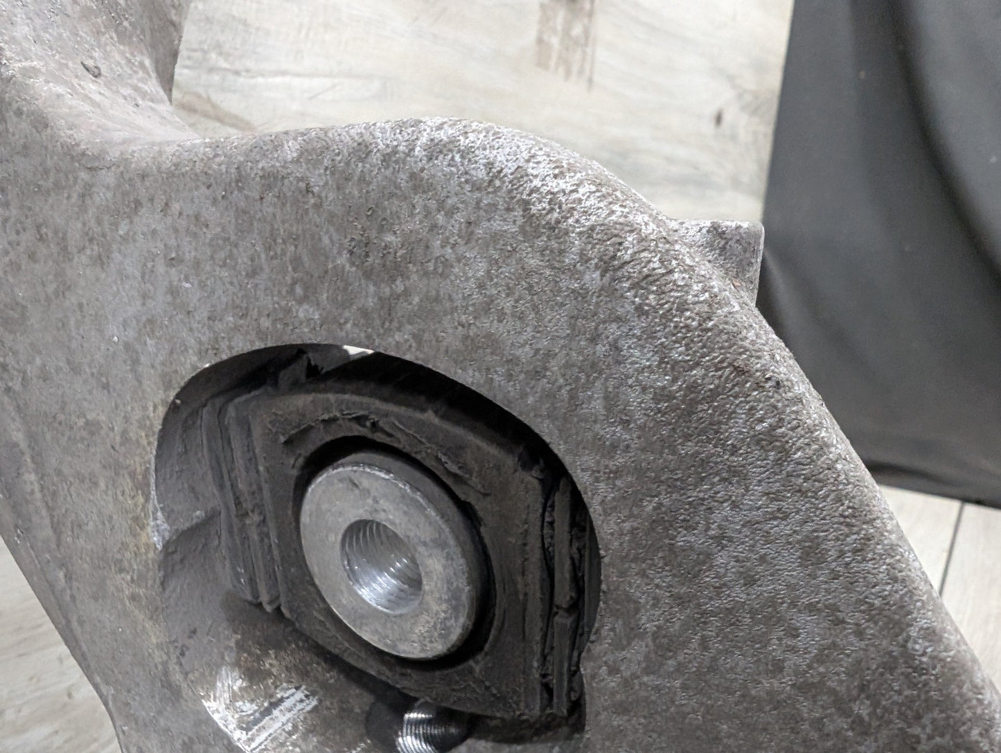 2009 - 2017 Audi Q5 8R Rear Right Passenger Spindle Knuckle w/ Bearing 8R0505432F EA888