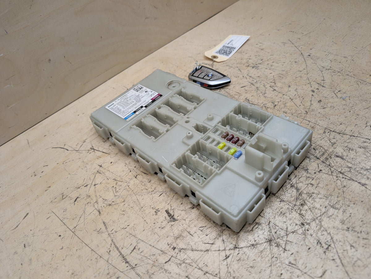 2016-2019 BMW 740i G12 Bdc Body Domain Fem Control Module w/ Key 6830820 OEM