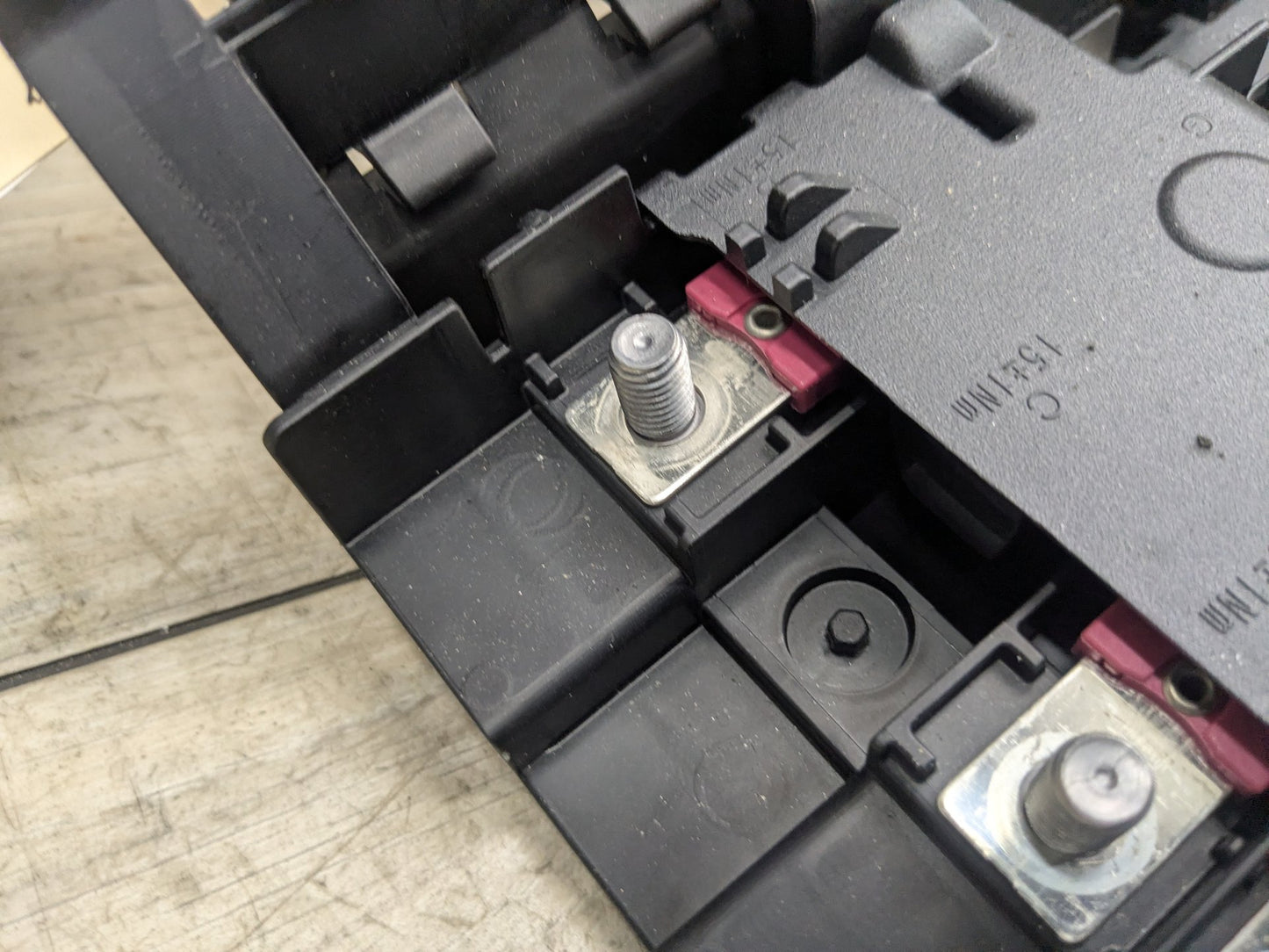 2018 - 2023 BMW X3 G01 Rear Battery B+ Terminal Junction Point Relay Fuse Box 6841701 B58B30M0