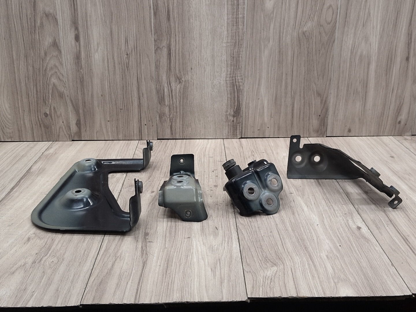 2019 - 2026 BMW X5 G05 Front Right Passenger Fender Brackets SET 7418216 N63B44M3