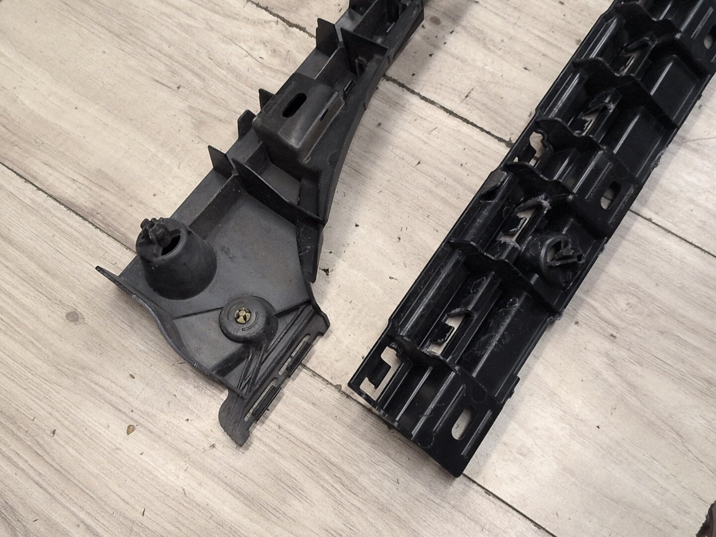 2012-2018 BMW M6 F06 Right Passenger Side Skirt Rocker Panel Brackets SET 7276350