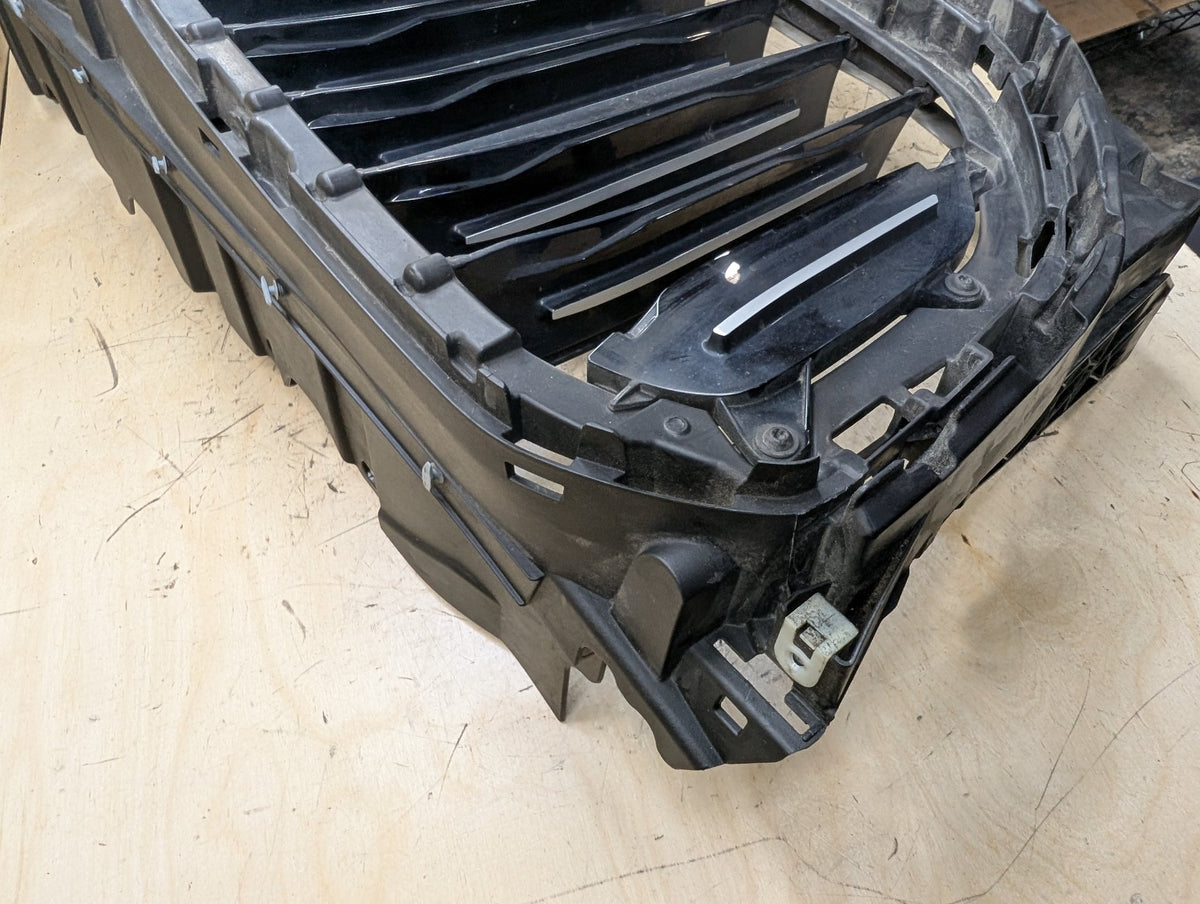 2019-2026 BMW X5 G05 Front Bumper Radiator Air Flap Shutter 9465527 OEM