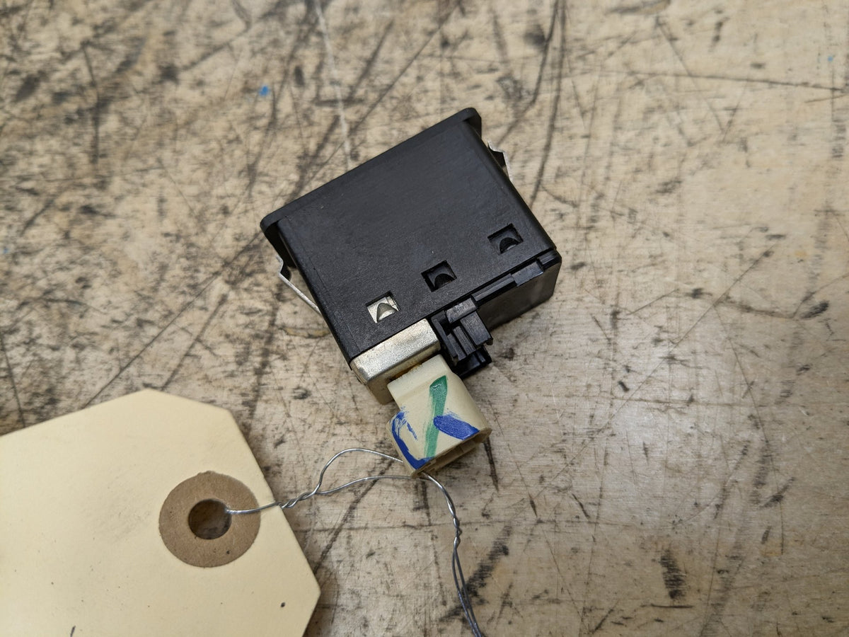 OEM BMW E60 E70 E82 E90 E92 F02 F10 F25 AUX Port USB Plug Input Jack Connector