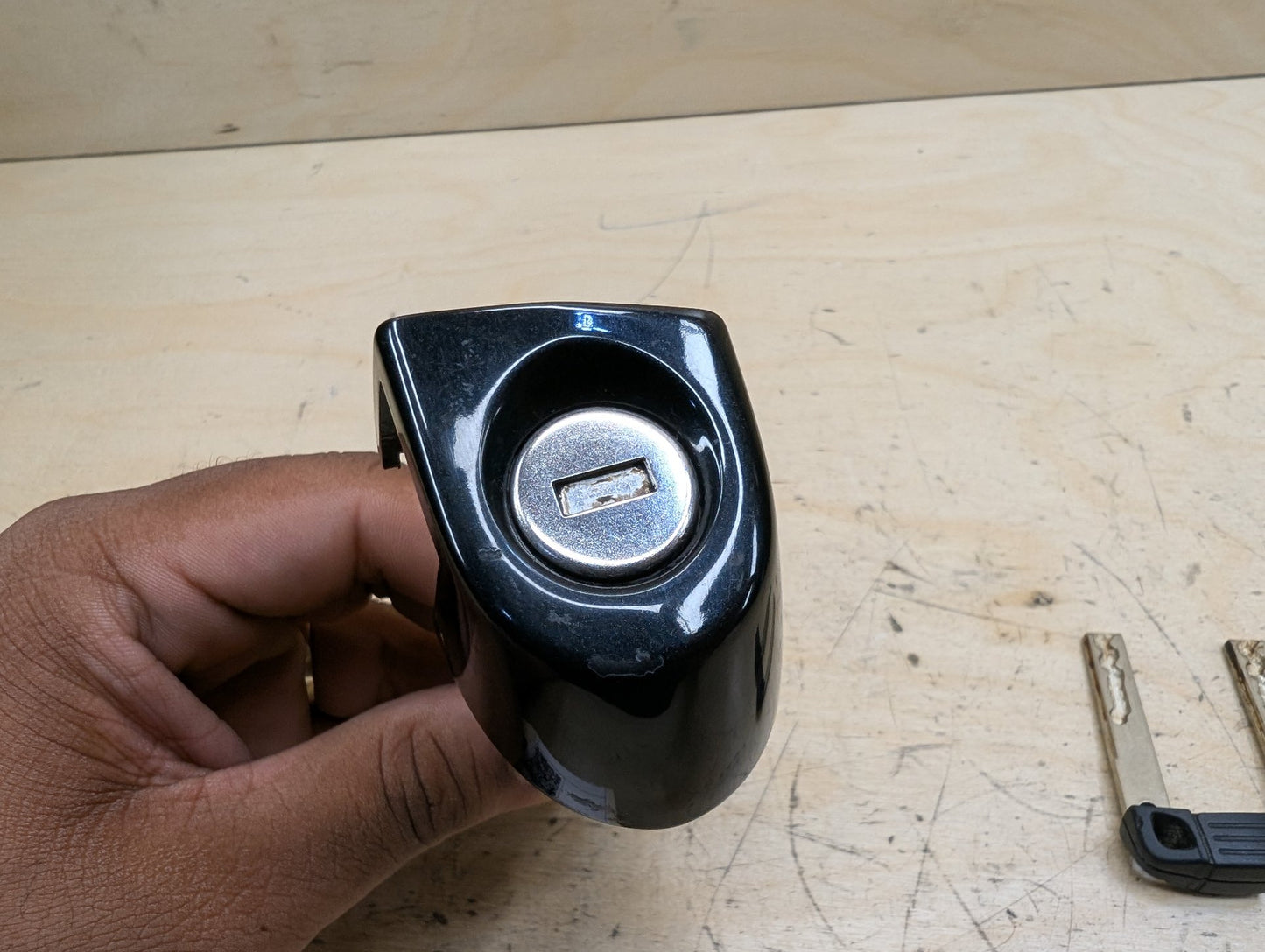 2006-2011 BMW 328i E90 Front Left Driver Key Lock Mechanism w/ Key 7162427