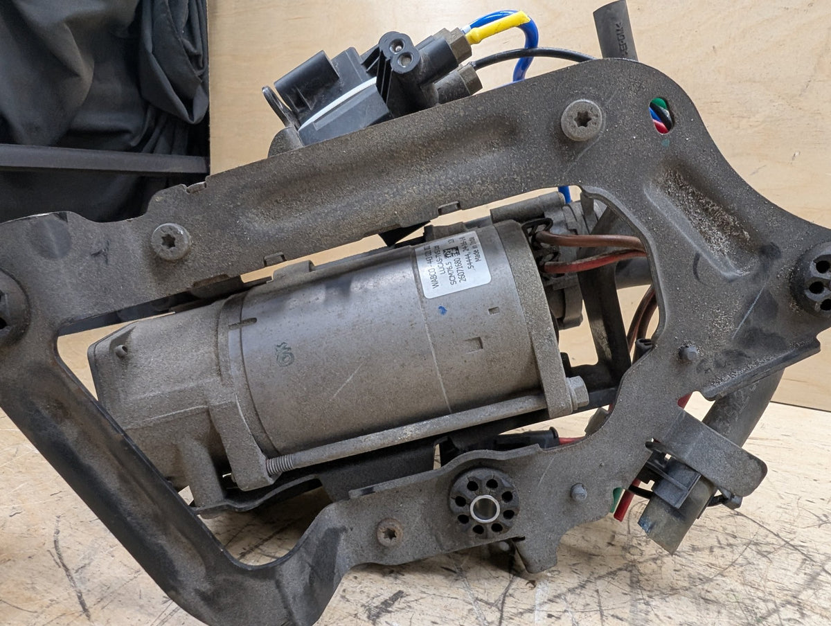 16-22 OEM BMW G11 G12 740 750 M760 Air Suspension Compressor Pump Module Motor