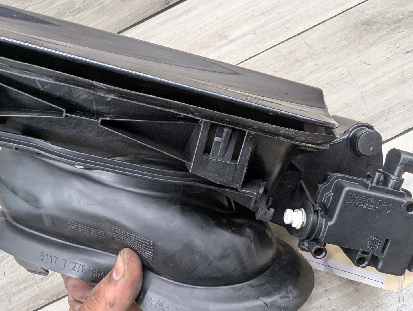 2014-2019 BMW 340 F34 Gas Cover Assembly 7278394
