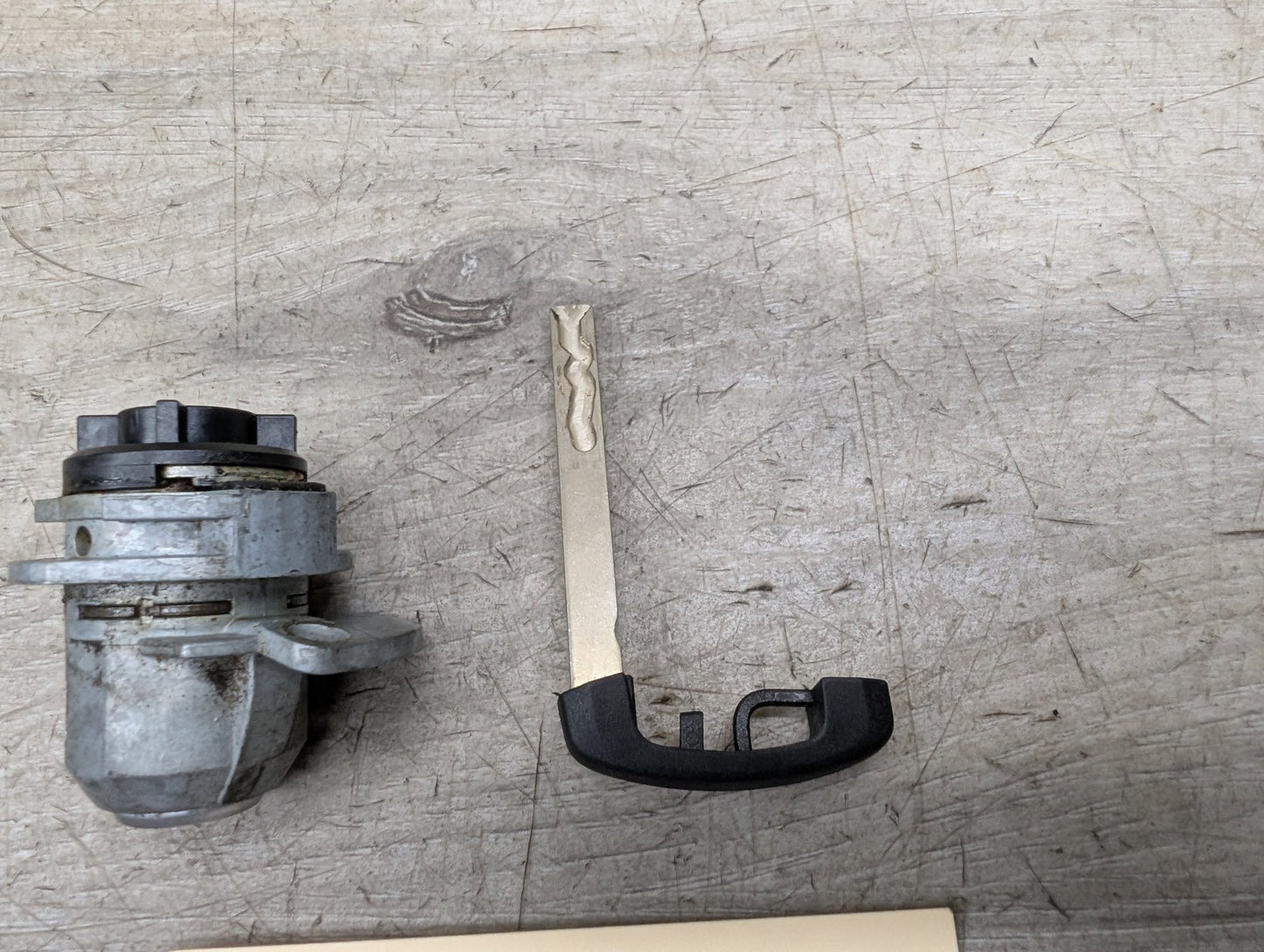 2011-2016 BMW 535i F10 Front Left Driver Key Lock Mechanism w/ Key 7265083