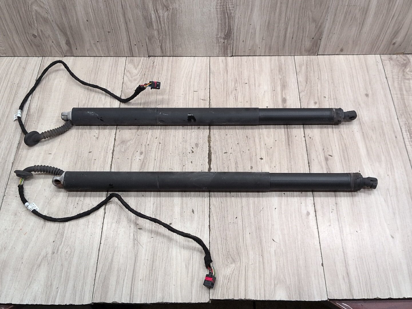 2015-2018 Audi Q3 8U Rear Left Right Liftgate Trunk Lid Strut Shock Supports SET 8U082785106S