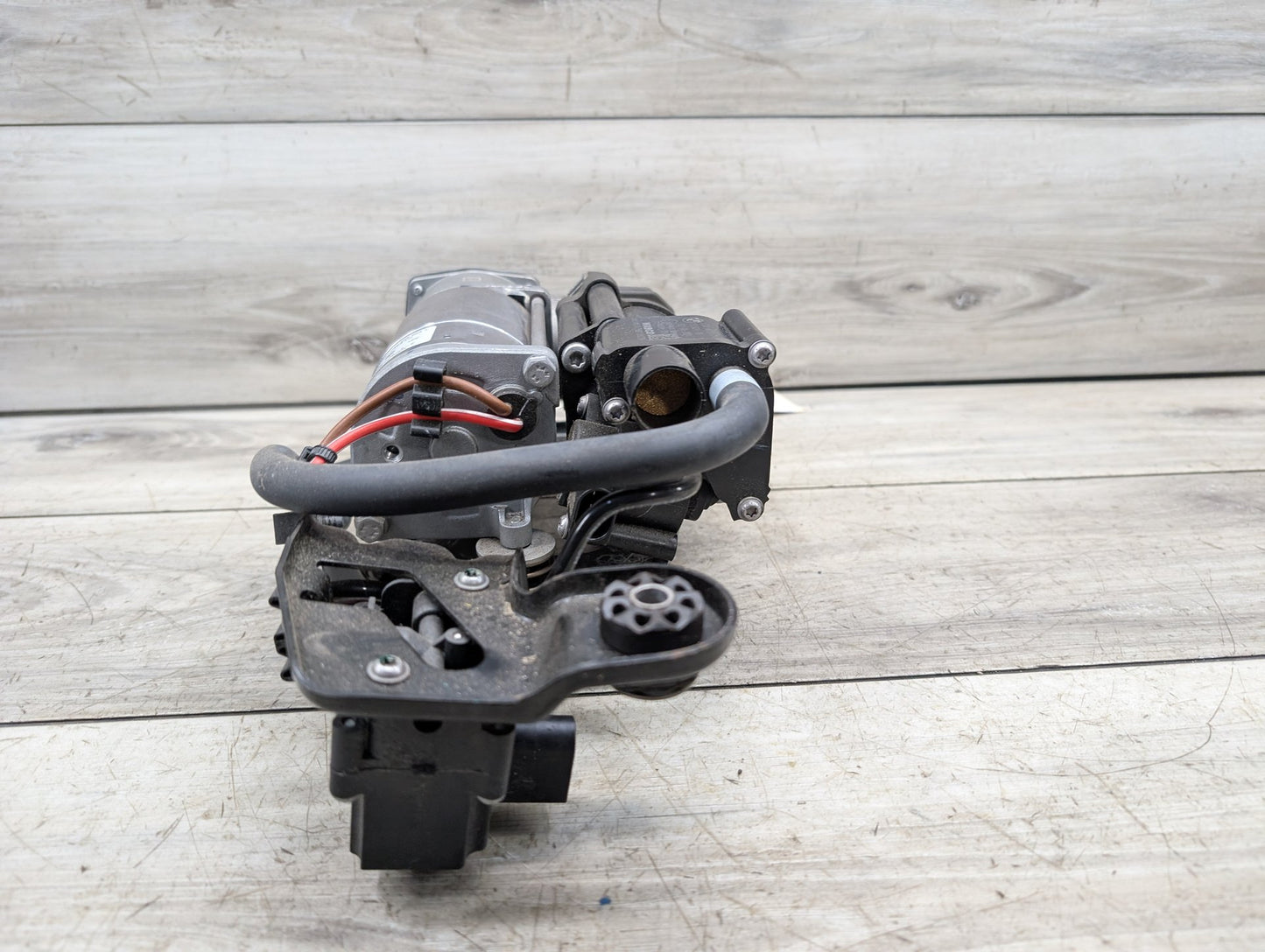 2014 - 2018 BMW X5 F15 Air Suspension Compressor Pump 6875177 N63B44O1