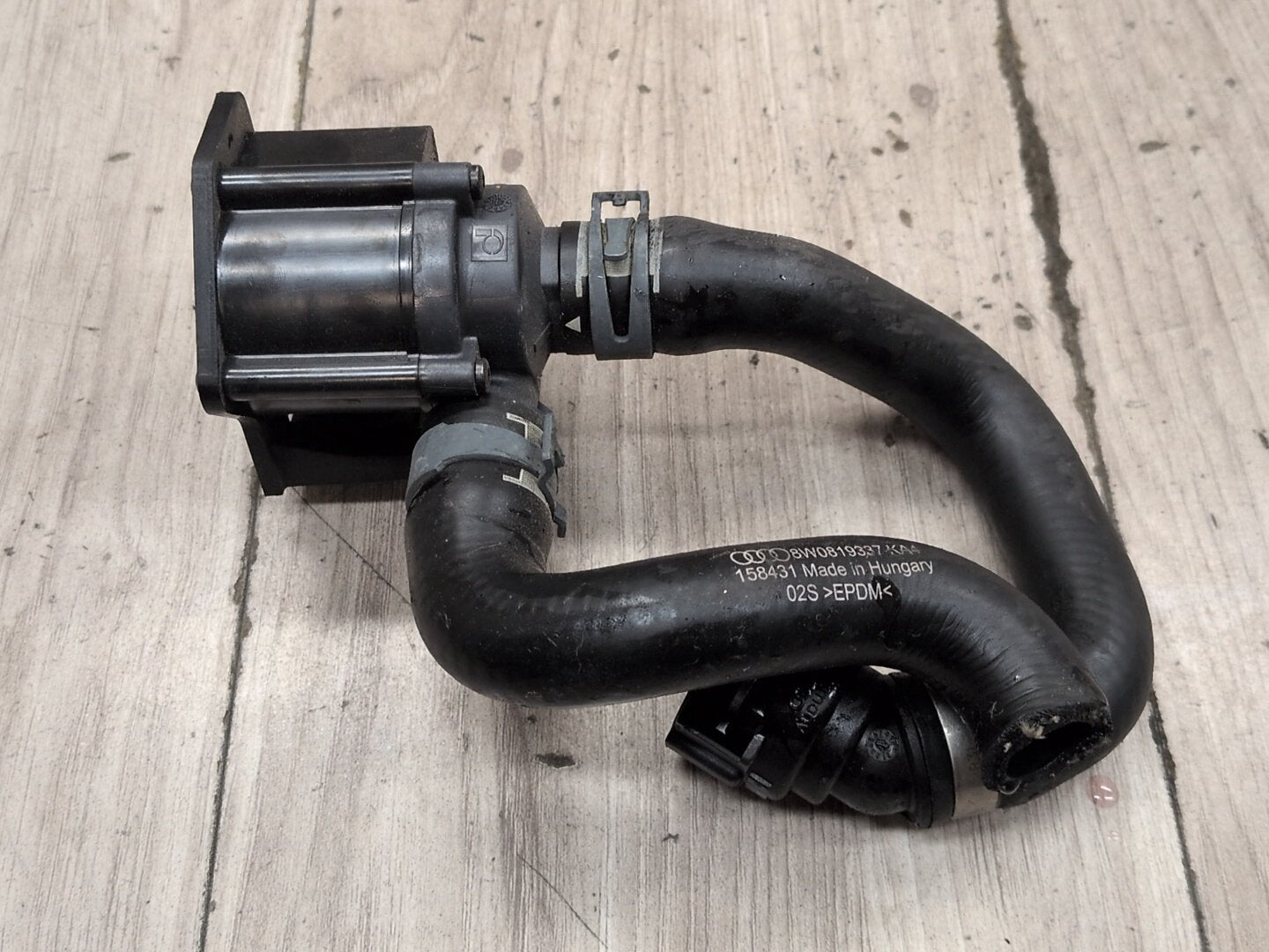 18-23 Audi S4 Engine Motor Cooling Auxiliary Water Pump Hose Line 8K0819147A