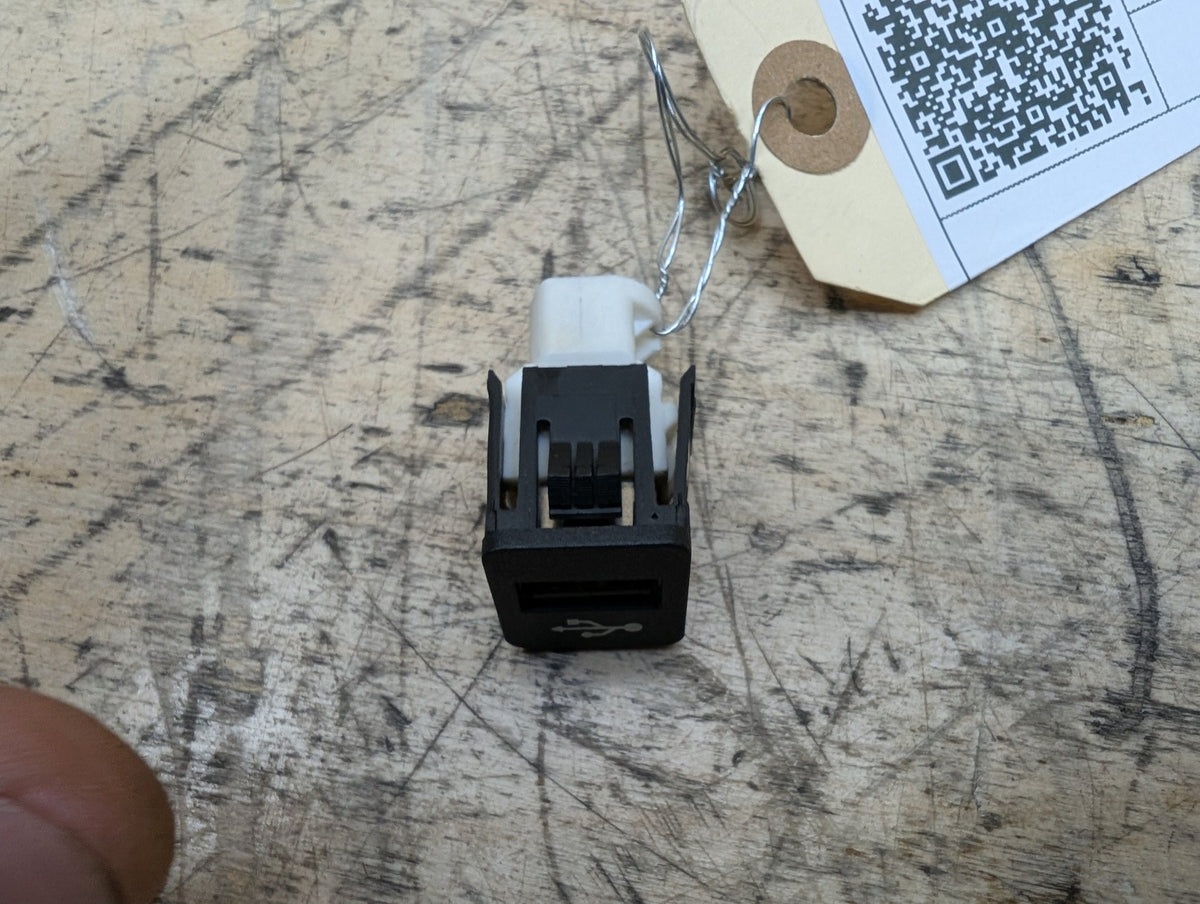 2016-2019 BMW 740i G12 AUX/ USB Charger Port Socket 9229294 OEM