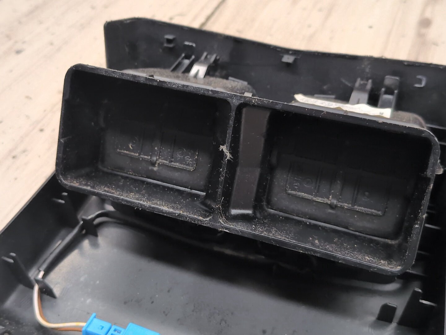 2009-2012 Mercedes-Benz E550 W212 Rear Center Console Air Vent Grille A2128300454 OEM