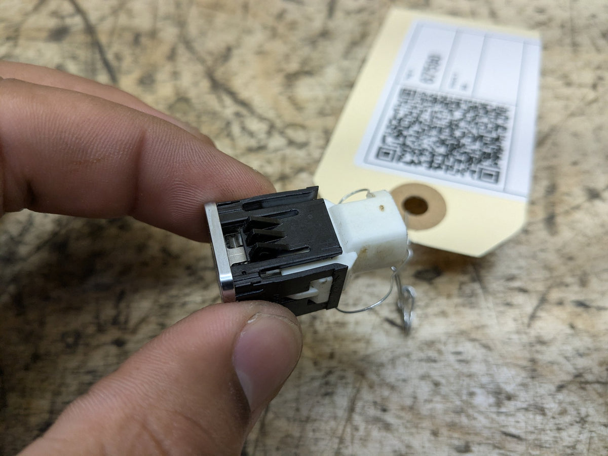 2016-2019 BMW 750i G12 AUX/ USB Charger Port Socket 9368857 OEM