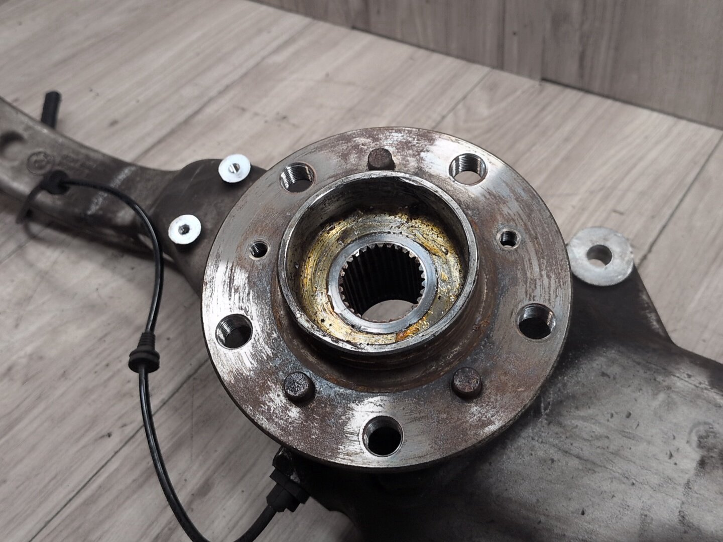 2014 - 2018 BMW X5 F85 Front Left Driver Spindle Knuckle w/ Bearing 6869869 S63B44T2