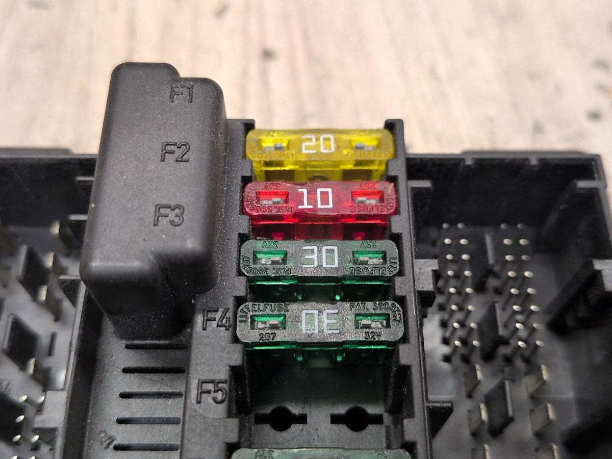 04-10 BMW X3 E83 BCM Fuse Relay Power Junction Distribution Box Module