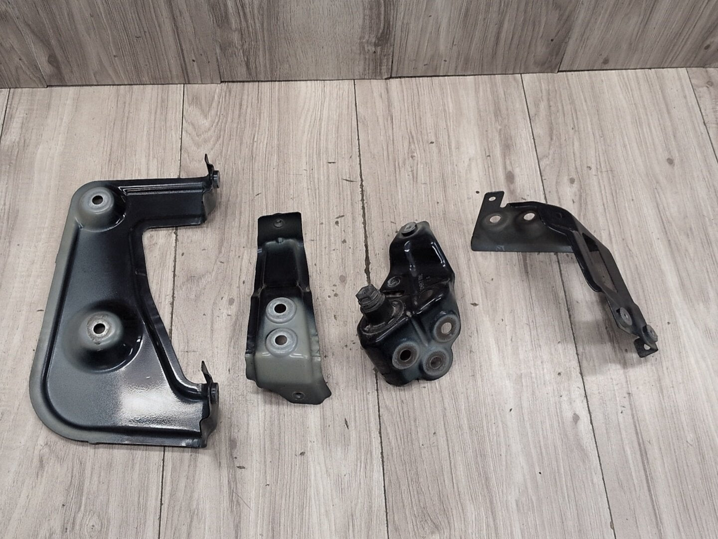 2019 - 2026 BMW X5 G05 Front Right Passenger Fender Brackets SET 7418216 N63B44M3
