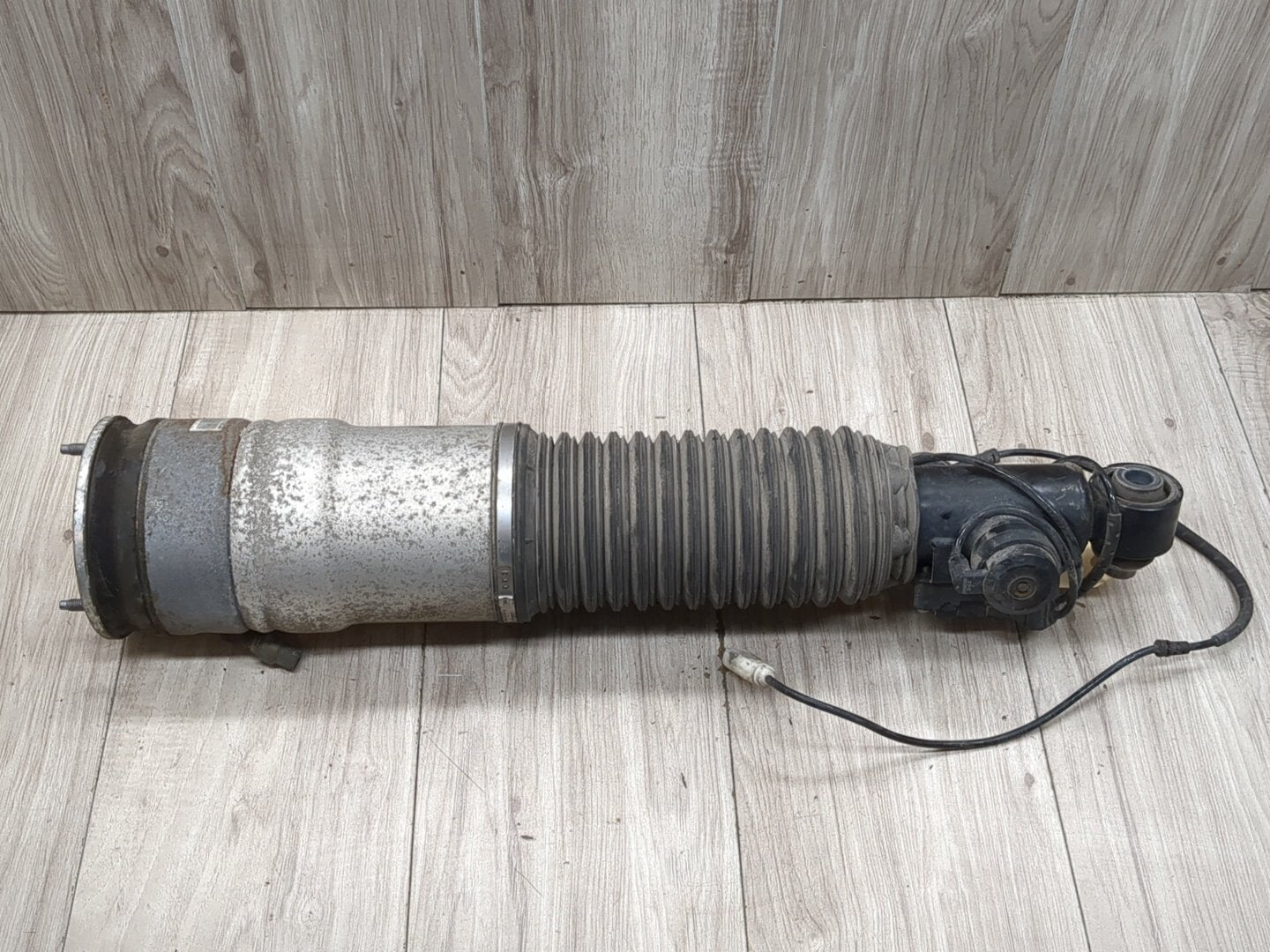 2013 BMW 750i F01 Rear Left Driver Spring Strut Shock Absorber 6858813 13-15 LCI OEM BMW F01 F02 750 760 B7 REAR Left Driver Air Strut Shock Absorber