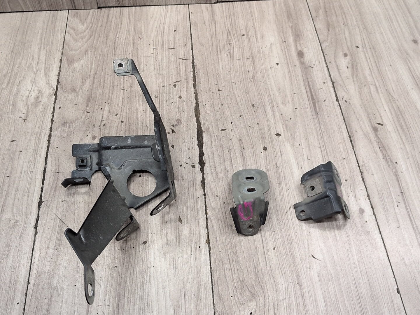 2012-2018 BMW M6 F06 Front Left Driver Fender Brackets SET 7230583