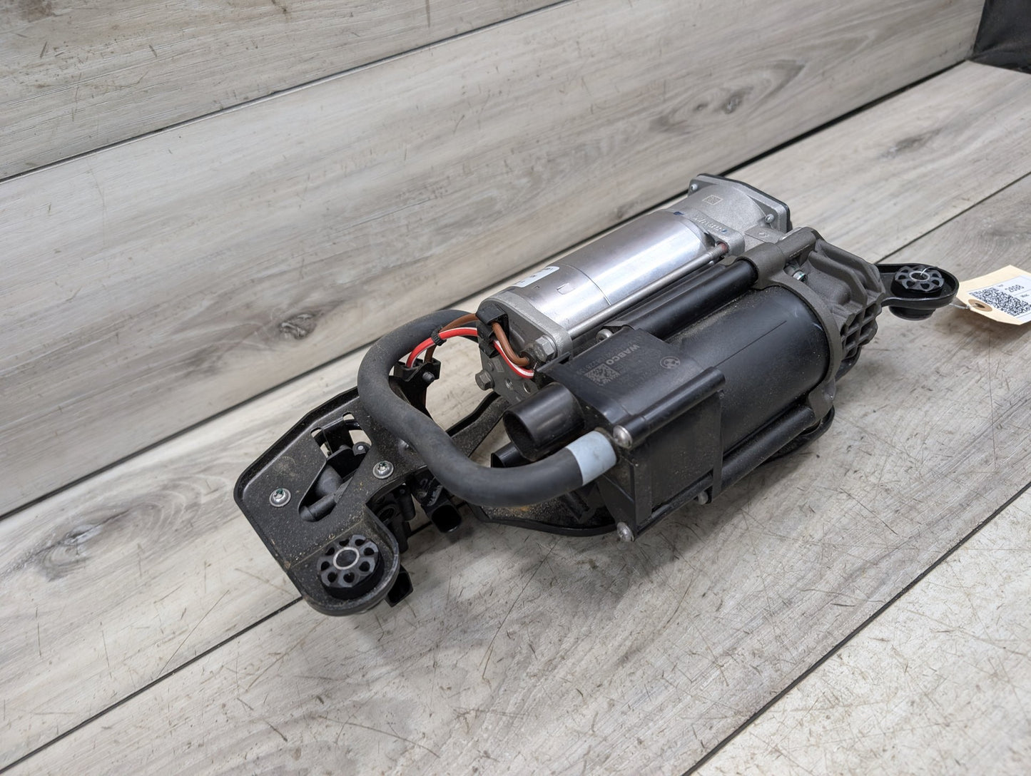 2014 - 2018 BMW X5 F15 Air Suspension Compressor Pump 6875177 N63B44O1