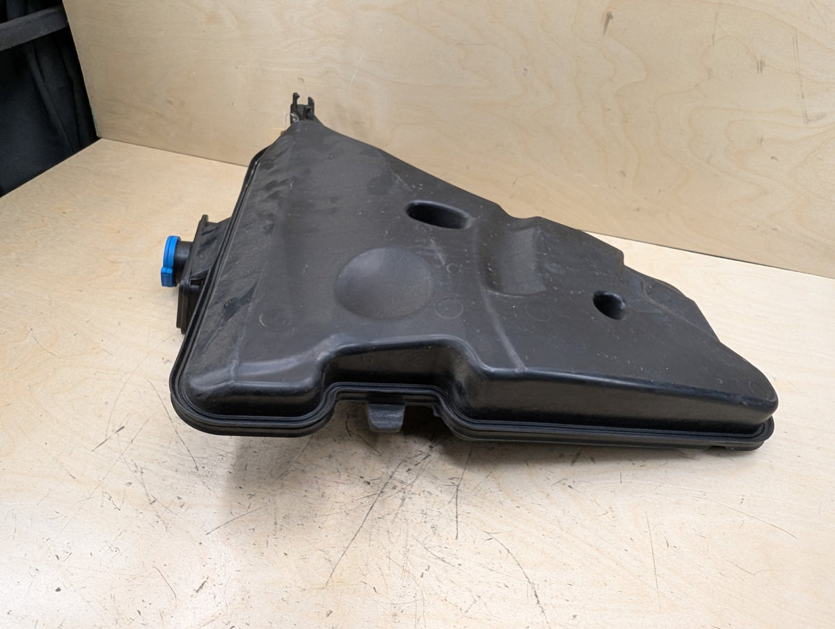 OEM BMW G12 G30 540 M550 750 M760 Windshield Wiper Washer Reservoir Tank Pump