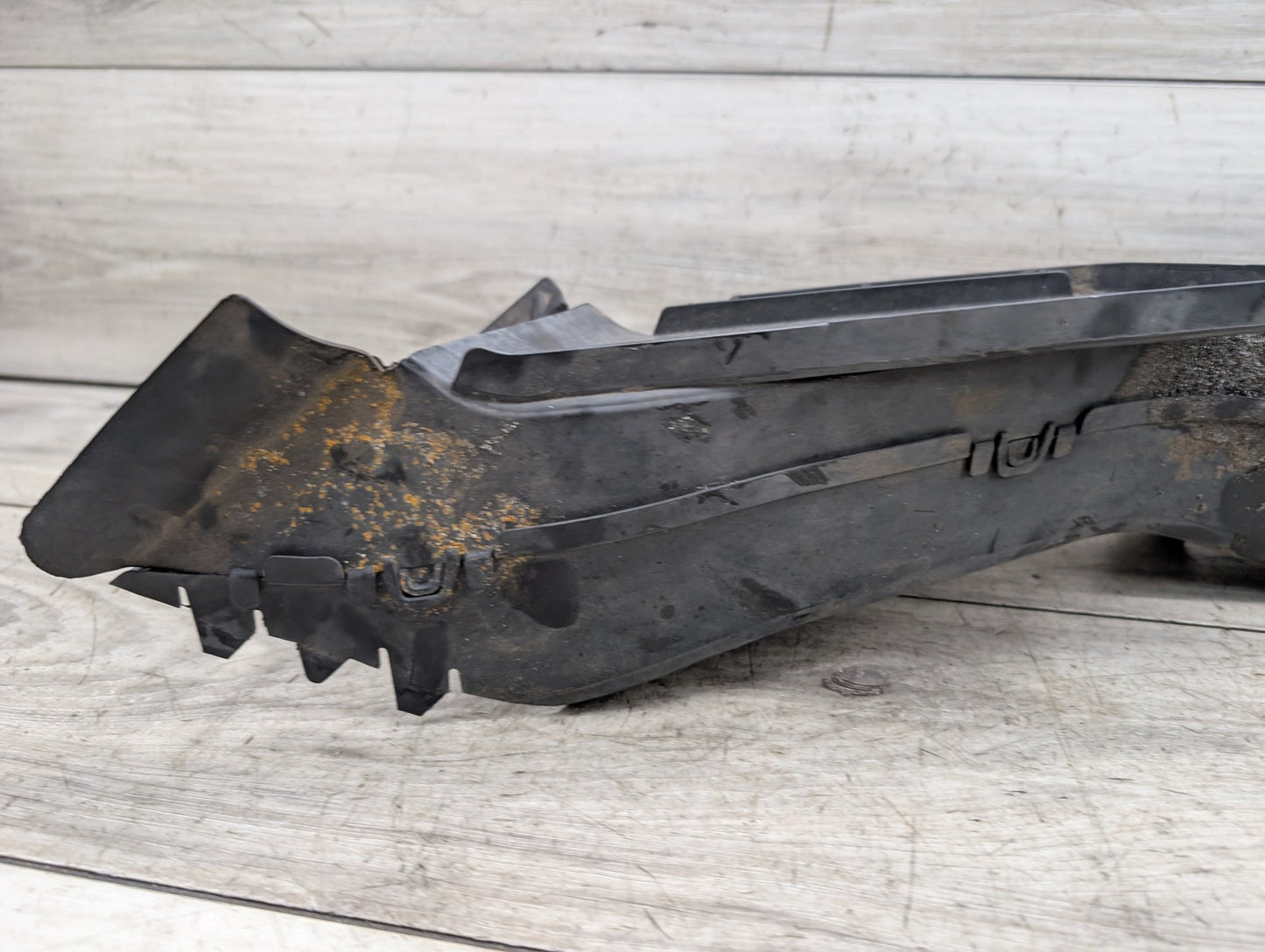 2007-2013 BMW X5 E70 Right Passenger Brake Air Duct 7222878
