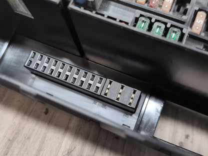 2012-2018 BMW M6 F06 Front Power Distribution Fuse Box 9252815