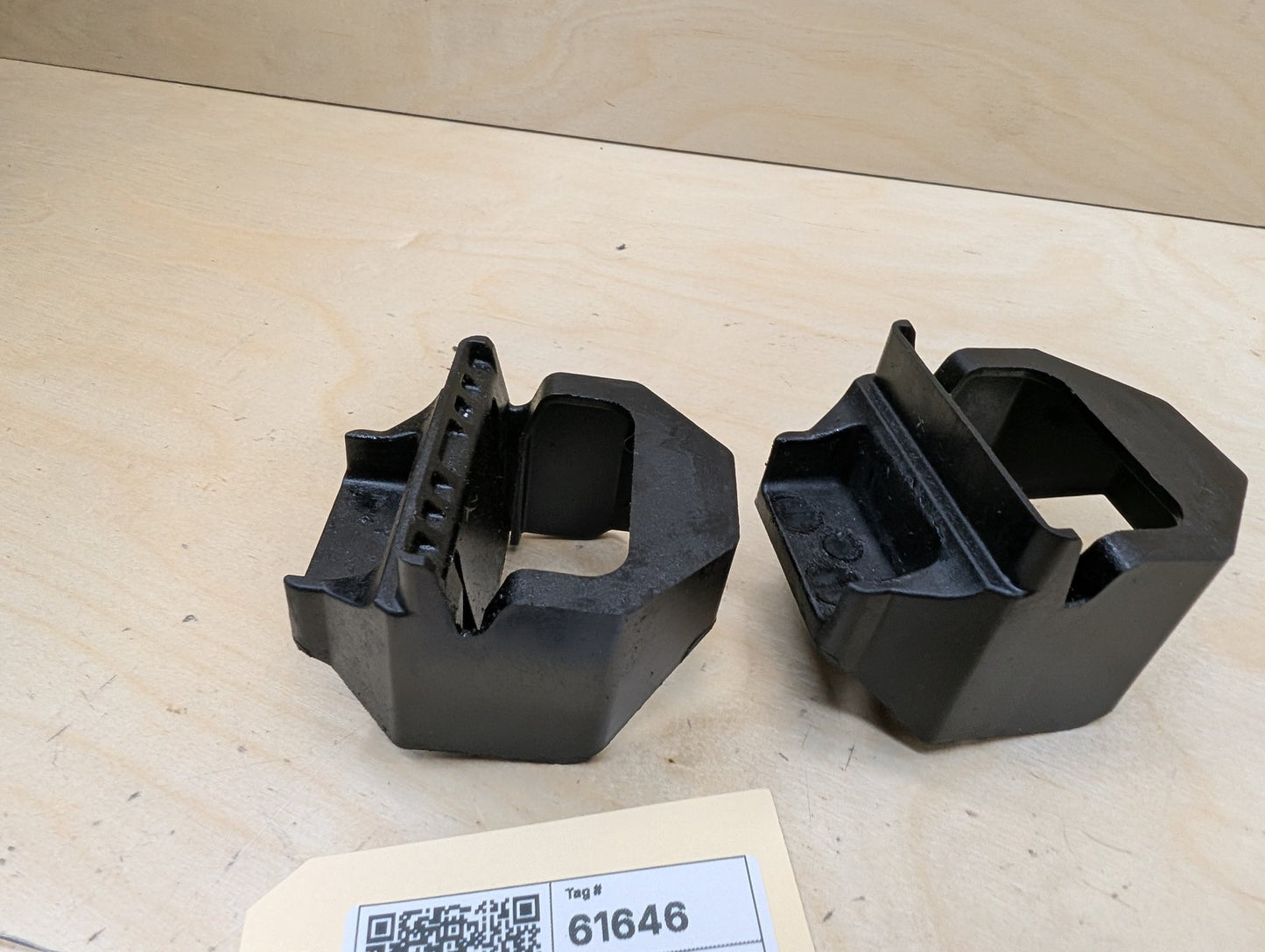 2007-2013 BMW E93 335i N54B30A Left Right Radiator Support Bracket Mount SET 7524956
