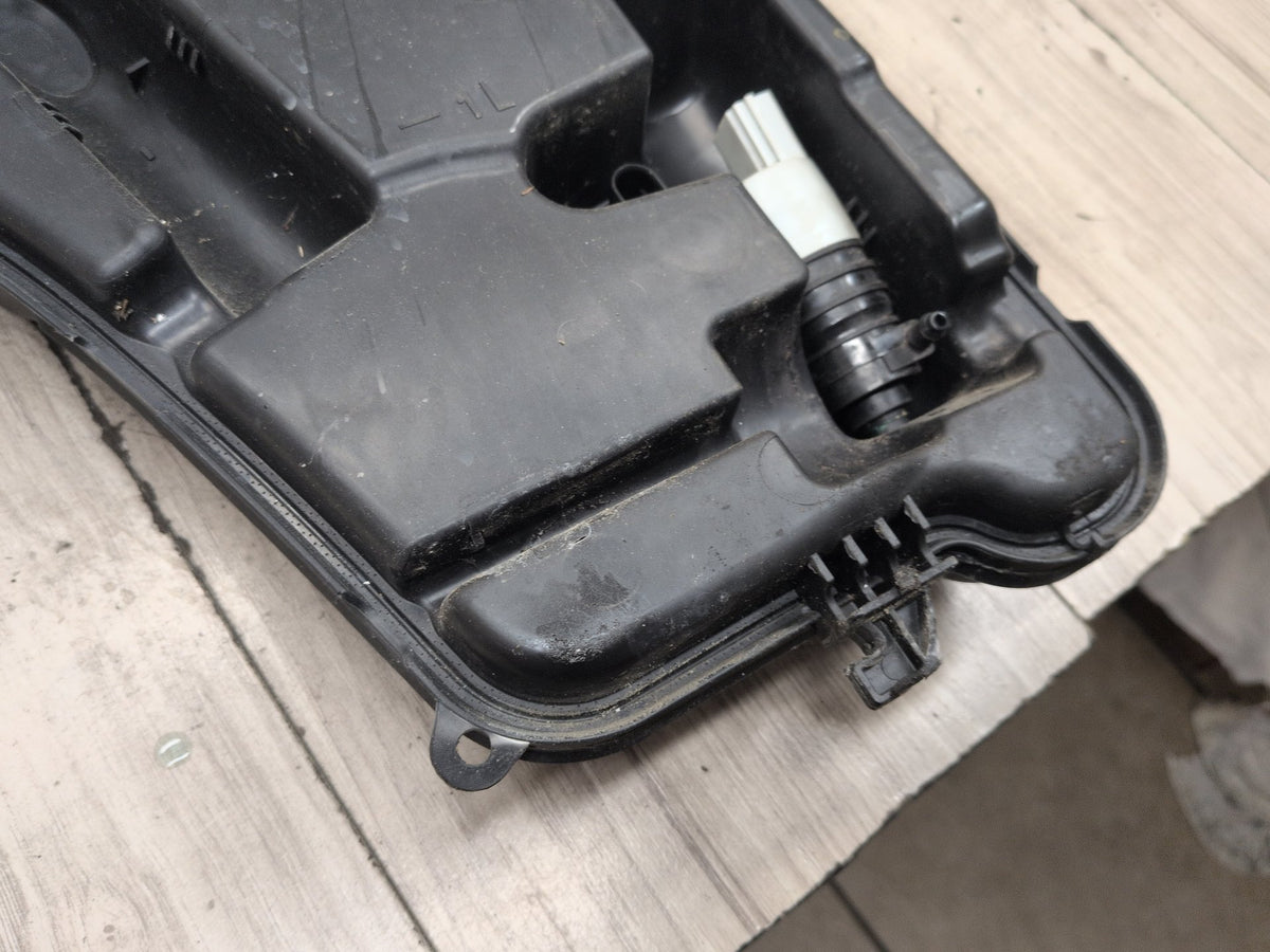 OEM BMW G12 G30 540 M550 750 M760 Windshield Wiper Washer Reservoir Tank Pump