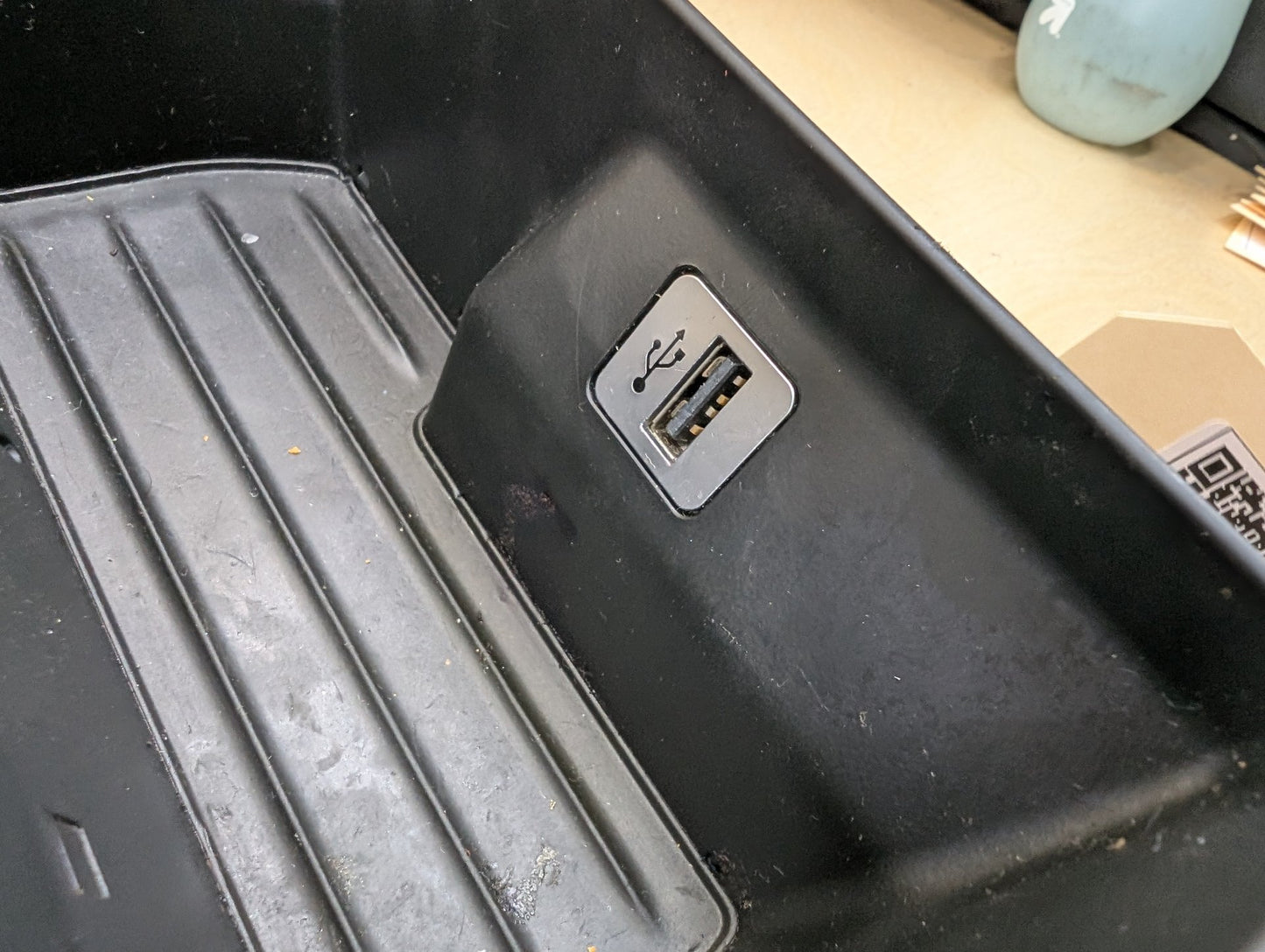 16-19 OEM BMW G11 G12 740 750 M760 Center Console Cup Holder USB Charging Port