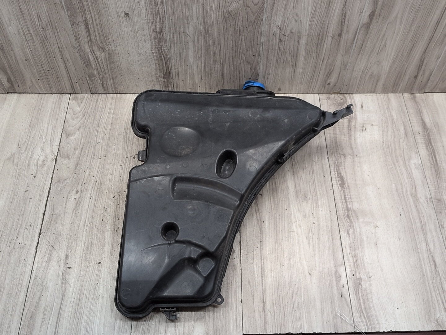 OEM BMW G12 G30 540 M550 750 M760 Windshield Wiper Washer Reservoir Tank Pump